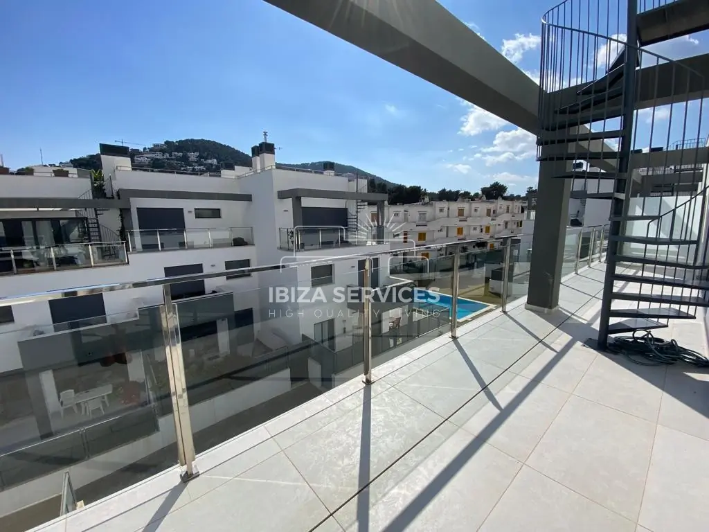 Cómodo ático de tres habitaciones en venta en Santa Eulalia – Ibiza