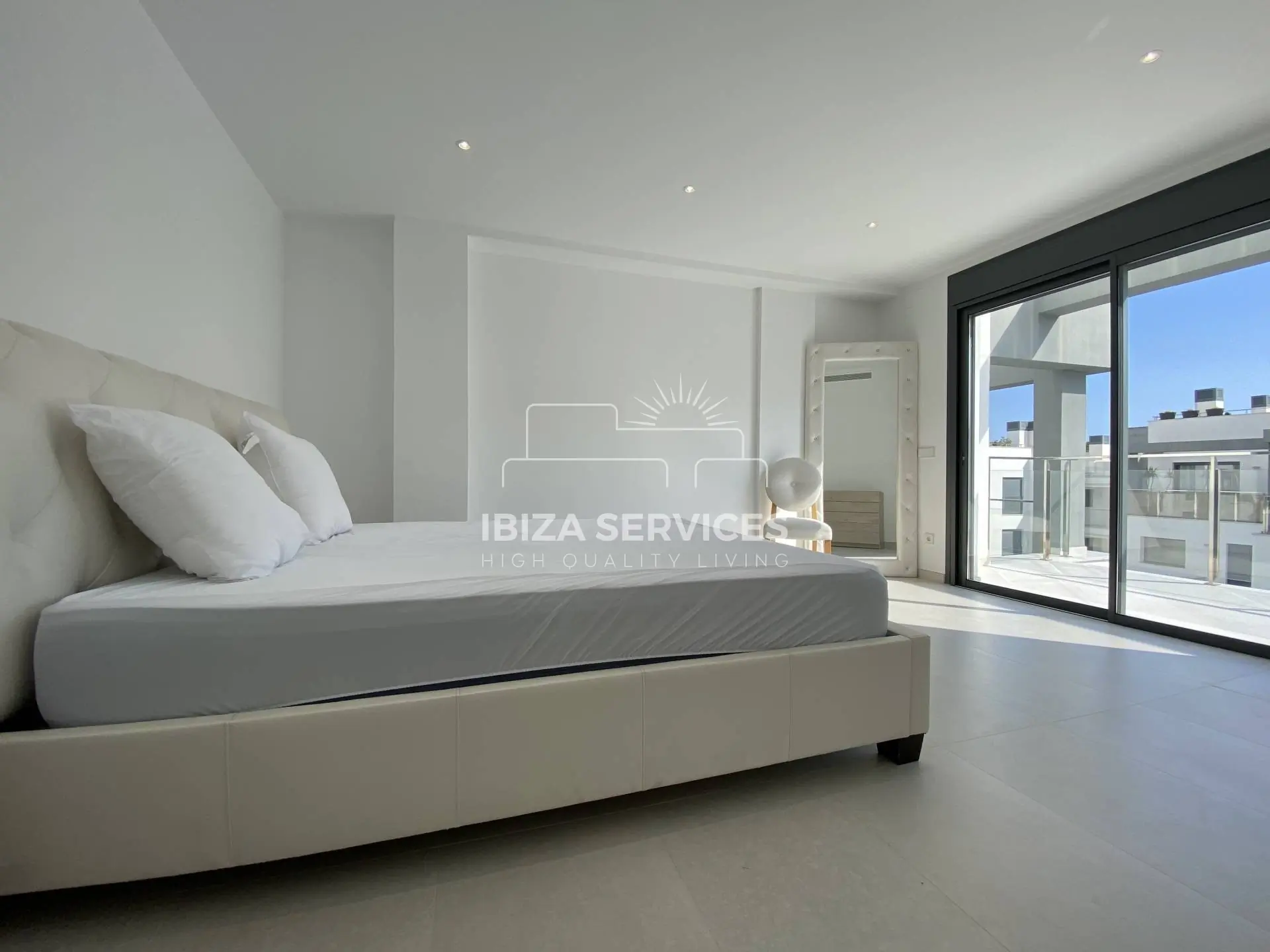 Comfortabel penthouse met drie slaapkamers te koop in Santa Eulalia – Ibiza.