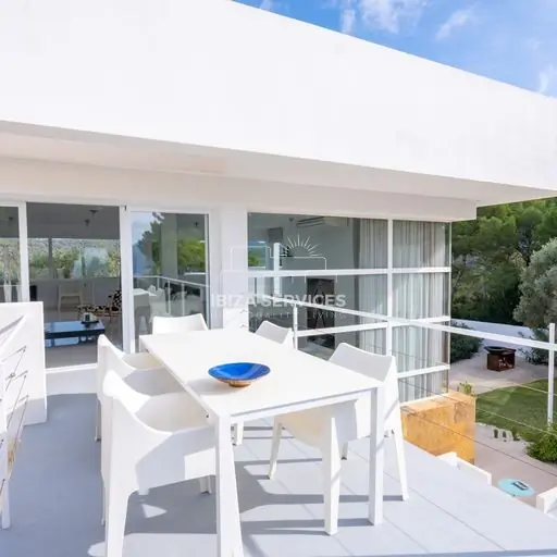 Luxe villa met zes slaapkamers nabij Cala Vadella in Ibiza te koop.