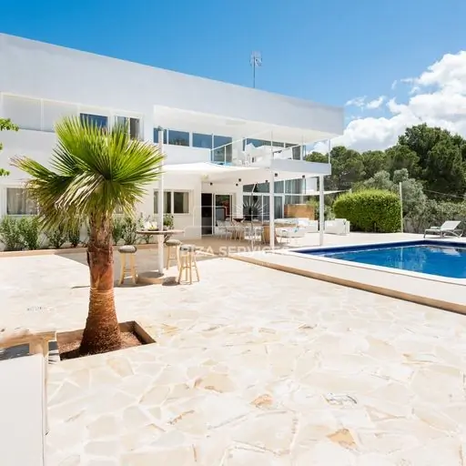 Luxe villa met zes slaapkamers nabij Cala Vadella in Ibiza te koop.
