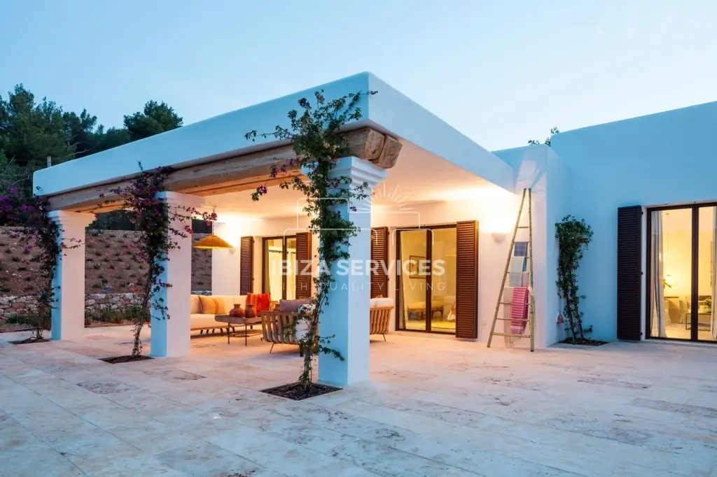 Modern finca with sea views in Santa Eularia for sale