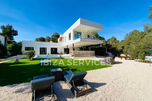 Ontspan in luxe in onze prachtige Cala Tarida Villa voor langdurige zomerhuur