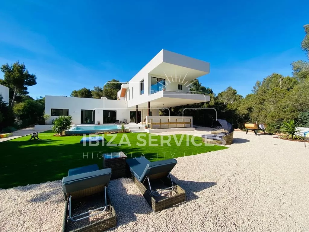 Ontspan in luxe in onze prachtige Cala Tarida Villa voor langdurige zomerhuur