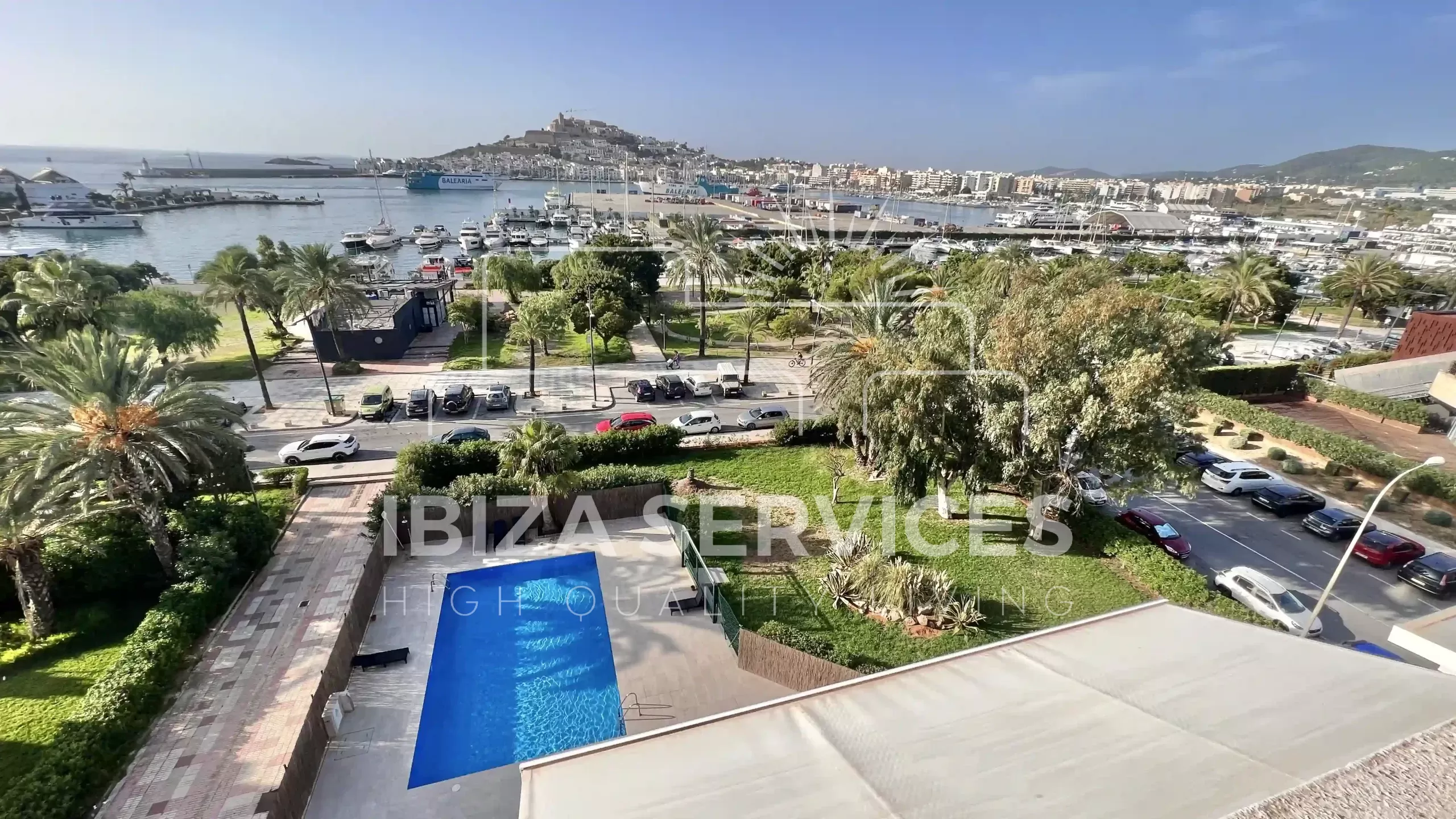 Modern appartement met gemeenschappelijk zwembad in het hart van Marina Botafoch te koop.