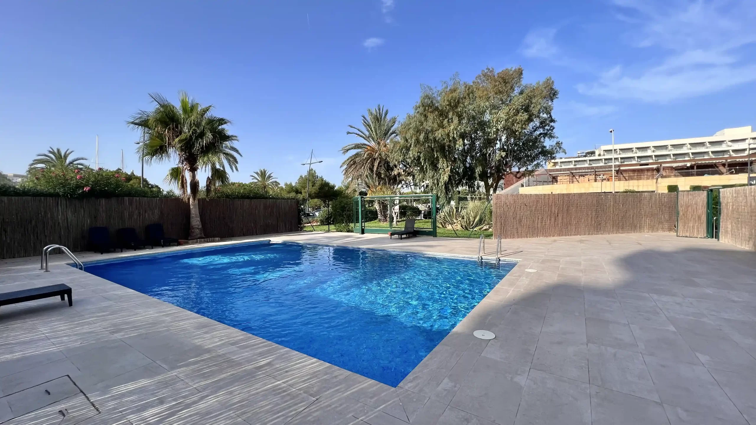 Modern appartement met gemeenschappelijk zwembad in het hart van Marina Botafoch te koop.