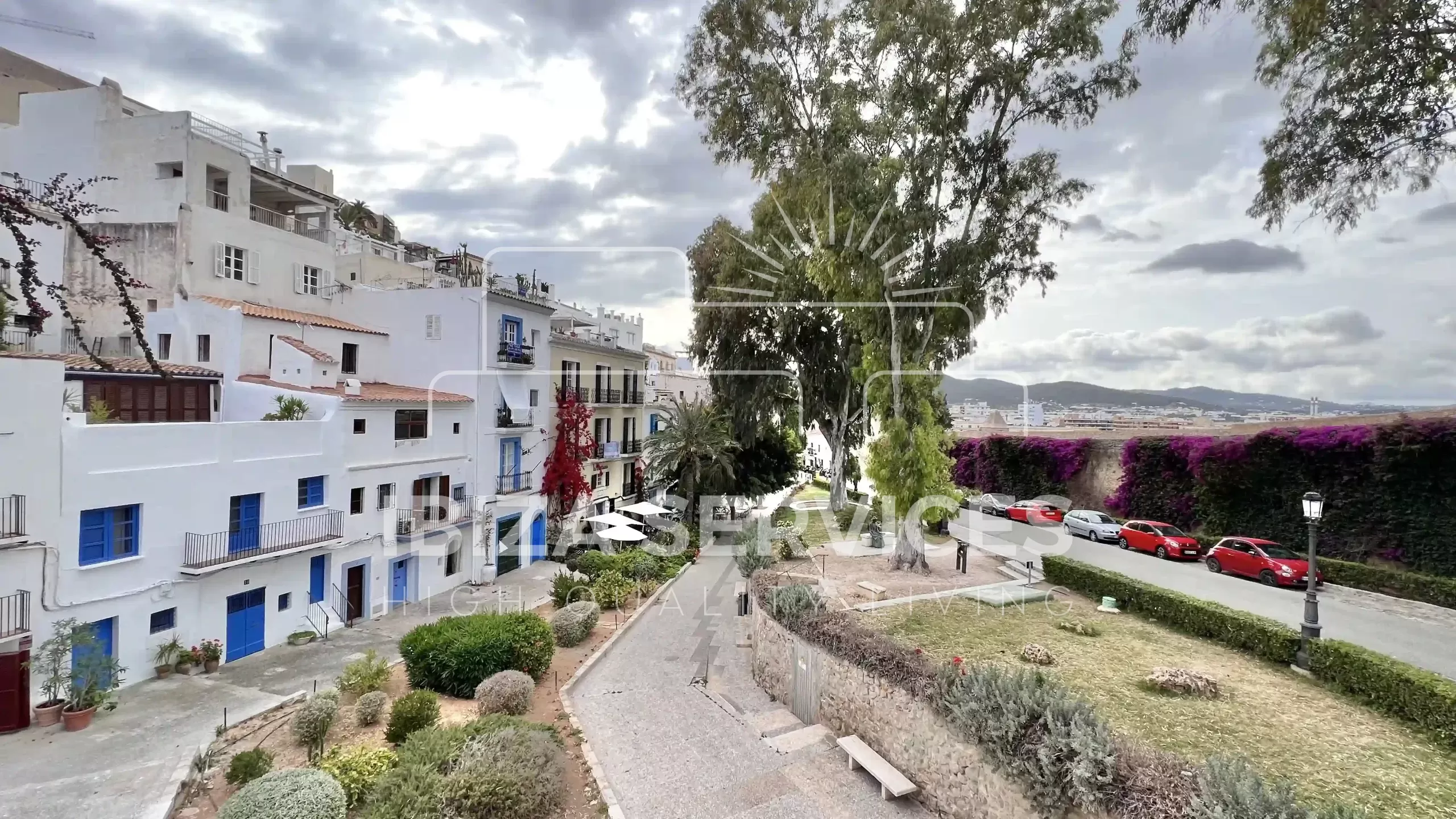 Appartement te renoveren in Dalt Vila met mooi uitzicht te koop.