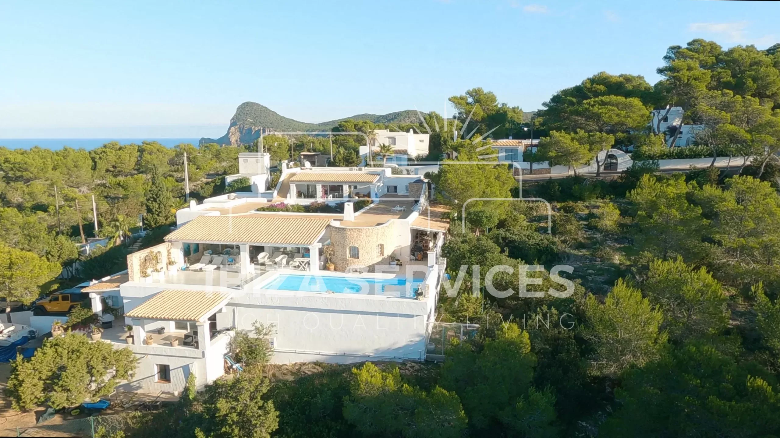 Betoverende villa met groot zwembad en prachtig uitzicht op zee en zonsondergang te koop.