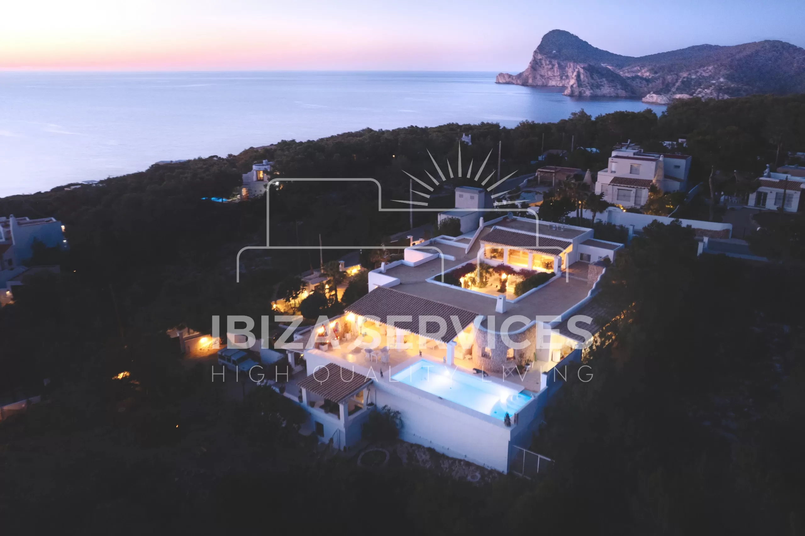 Betoverende villa met groot zwembad en prachtig uitzicht op zee en zonsondergang te koop.