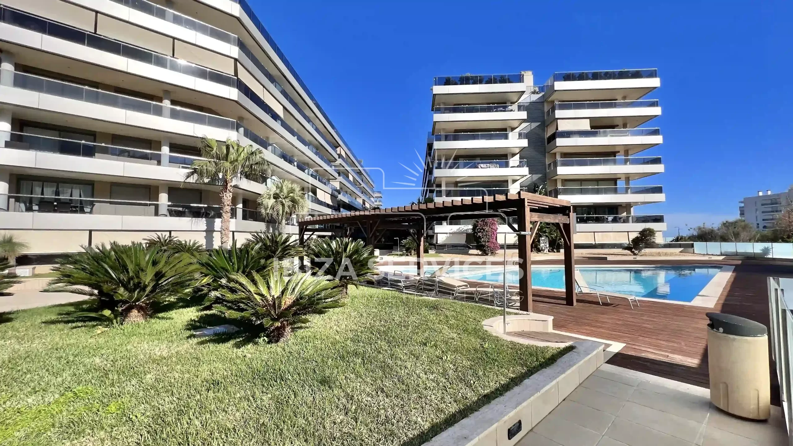 Luxe appartement met een zonnige sfeer en een terras te koop in nueva Ibiza.