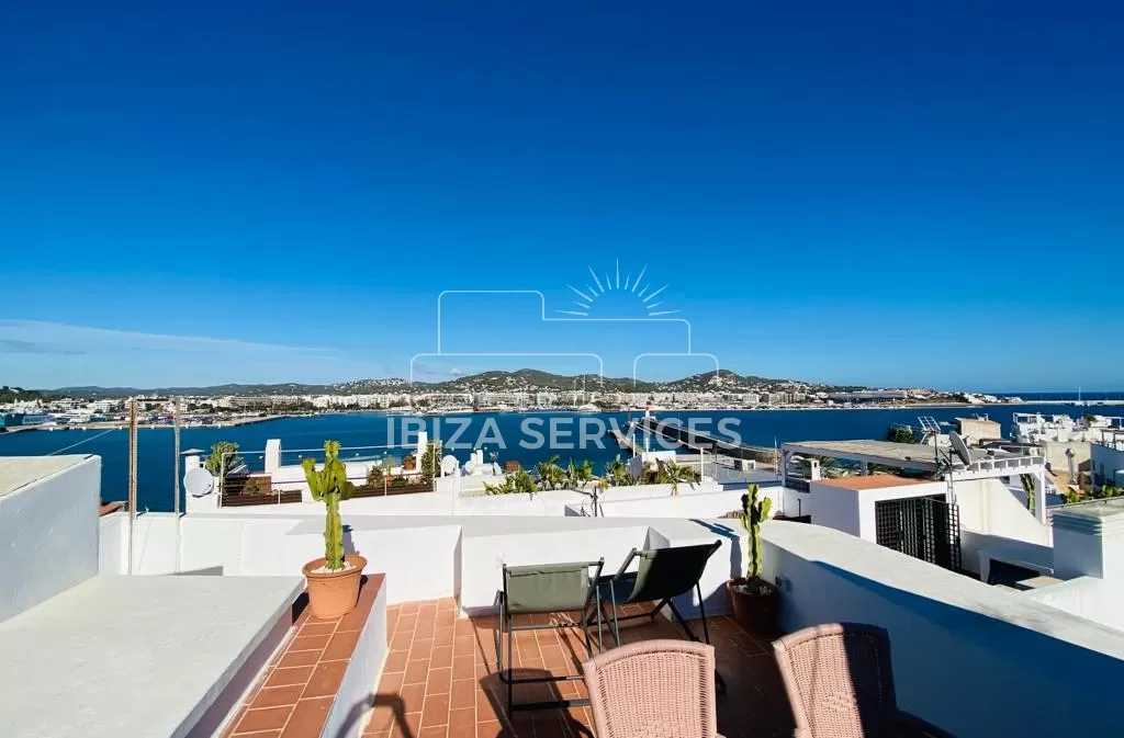 Triplex te koop met spectaculair uitzicht op zee in het historische centrum van Ibiza