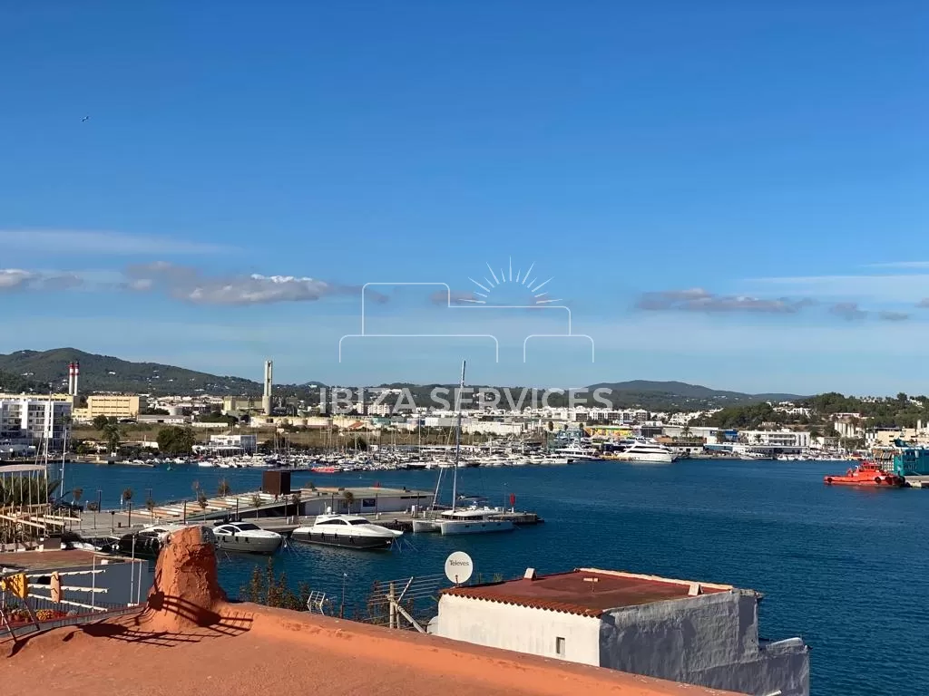 Charmant triplex avec vue spectaculaire sur la mer dans le centre historique d’Ibiza