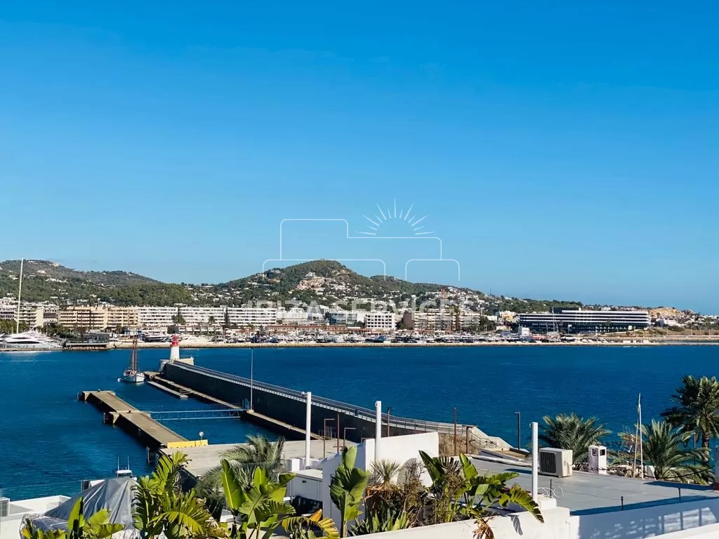 Triplex te koop met spectaculair uitzicht op zee in het historische centrum van Ibiza