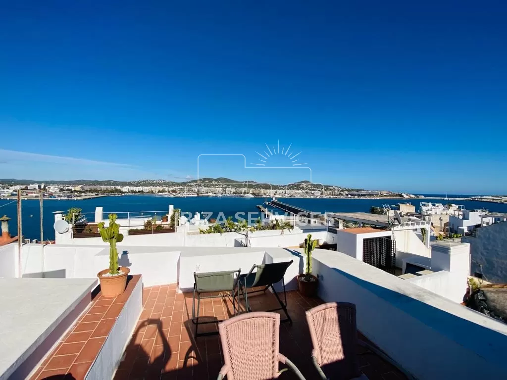 Triplex en venta con magnificas vistas al mar en el centro histórico de Ibiza