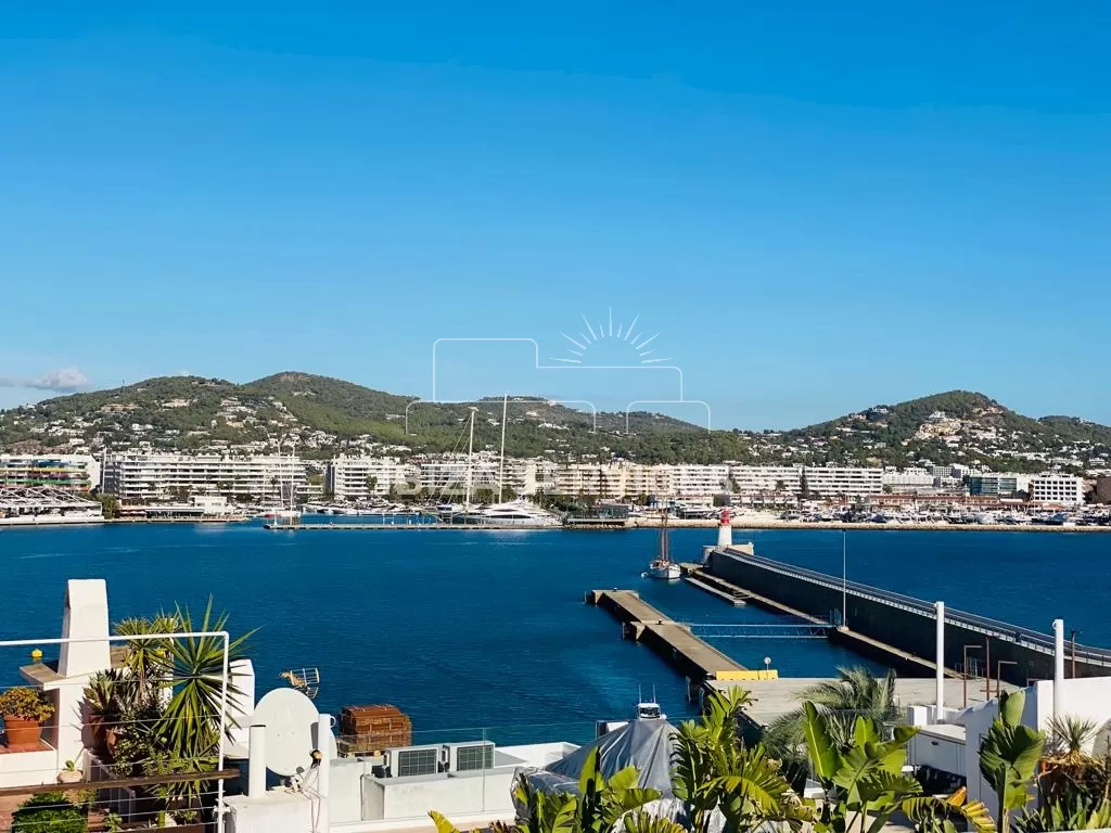 Charmant triplex avec vue spectaculaire sur la mer dans le centre historique d’Ibiza