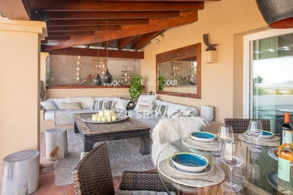 Villa Violeta – Alquiler vacacional con 4 habitaciones y una impresionante vista a la ciudad de Ibiza.