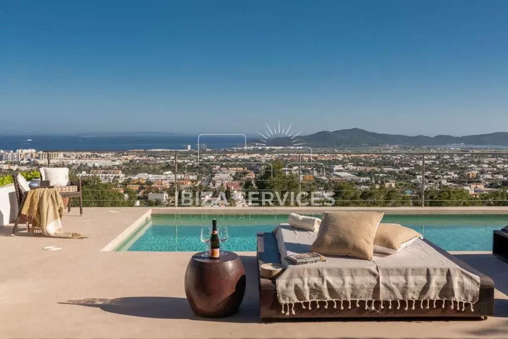 Villa Violeta – Alquiler vacacional con 4 habitaciones y una impresionante vista a la ciudad de Ibiza.