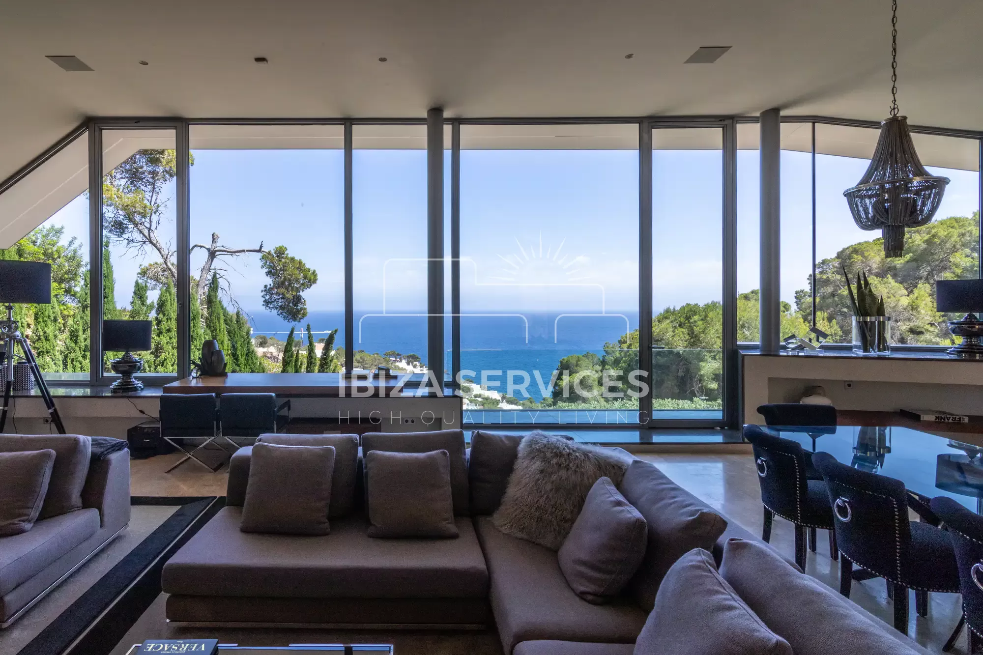 Villa de diseño con 6 dormitorios y vistas al mar en Can Furnet