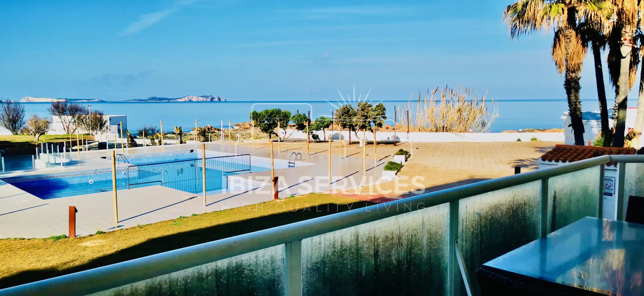 Geräumige Wohnung mit Meerblick zum Verkauf an der Westküste Ibizas.