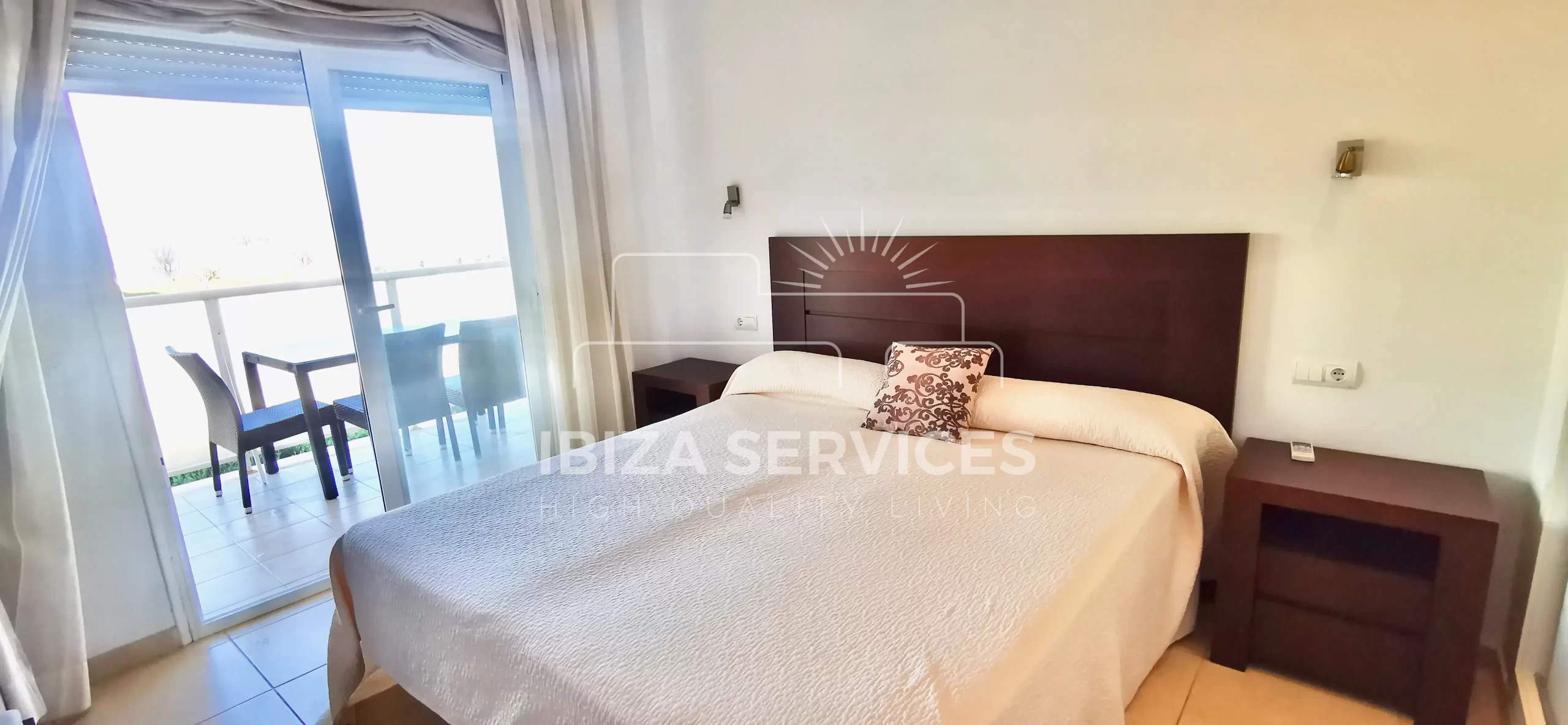 Espacioso Apartamento con Vistas al Mar en Venta en la Costa Oeste de Ibiza