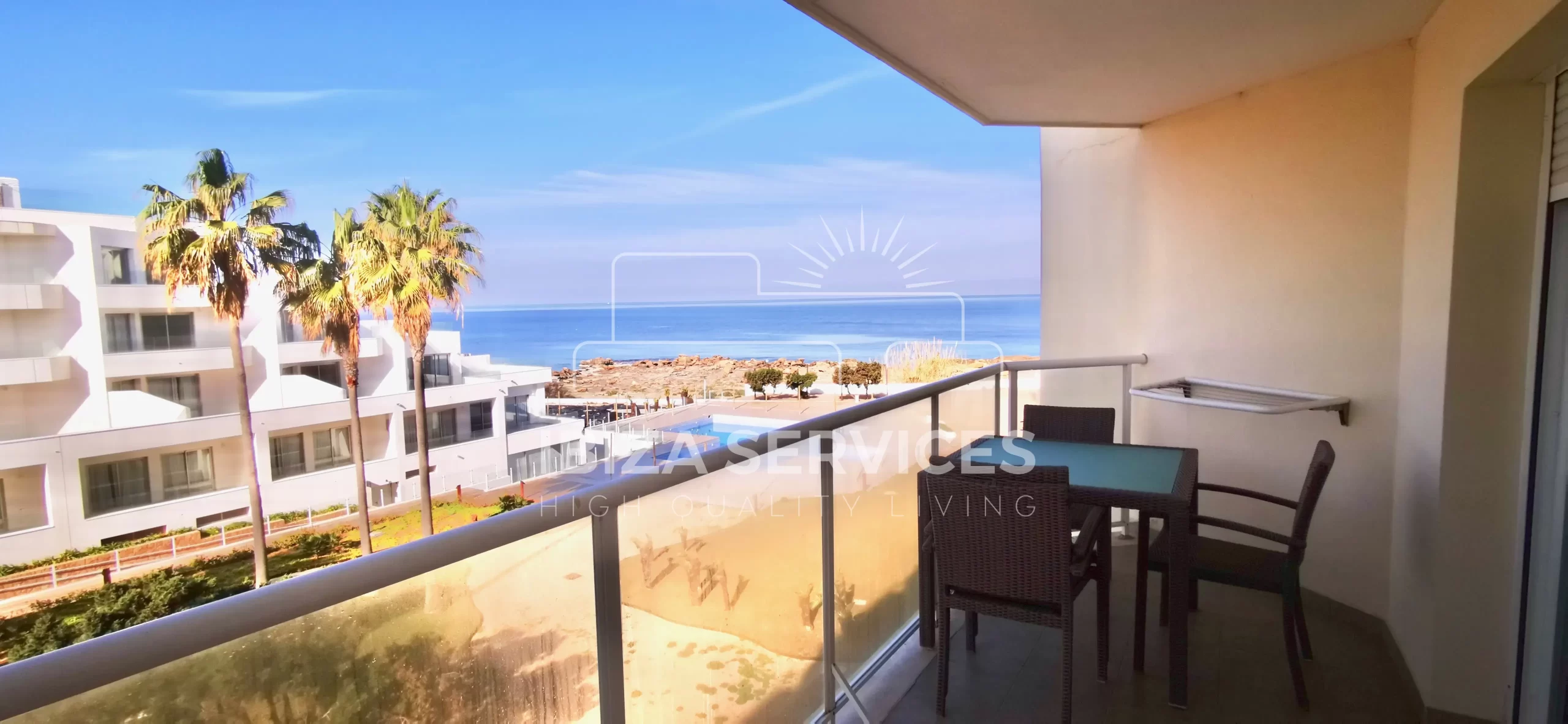 Appartement spacieux avec vue sur la mer à vendre sur la côte ouest d’Ibiza.