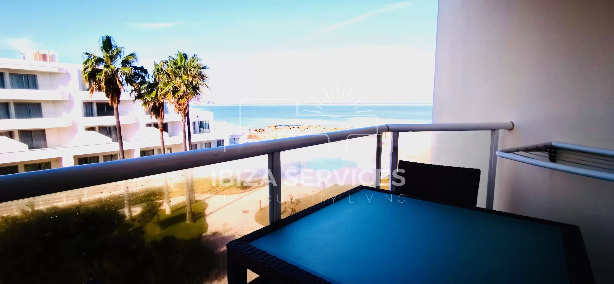 Appartement spacieux avec vue sur la mer à vendre sur la côte ouest d’Ibiza.