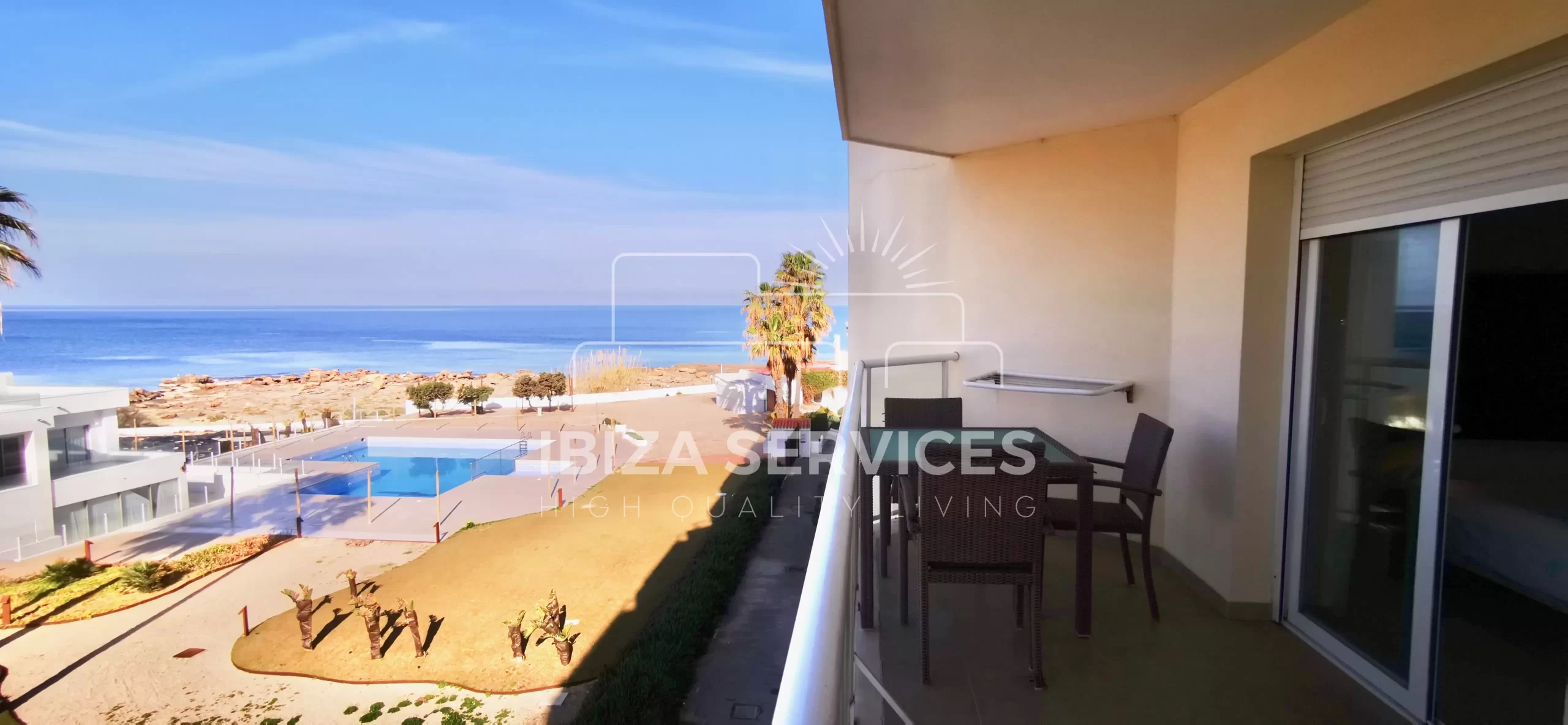 Apartamento espacioso con vistas al mar en venta en la costa oeste de Ibiza.