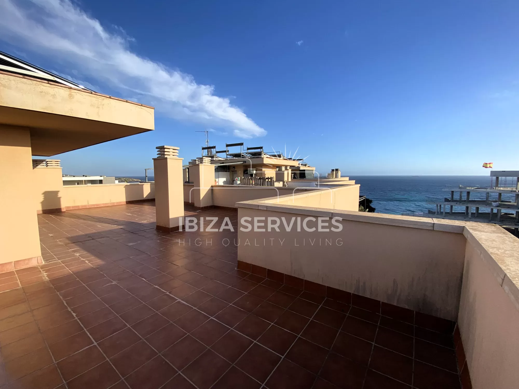 Kaufen Sie ein Penthouse in der Nähe von Playa d’en Bossa mit Meerblick