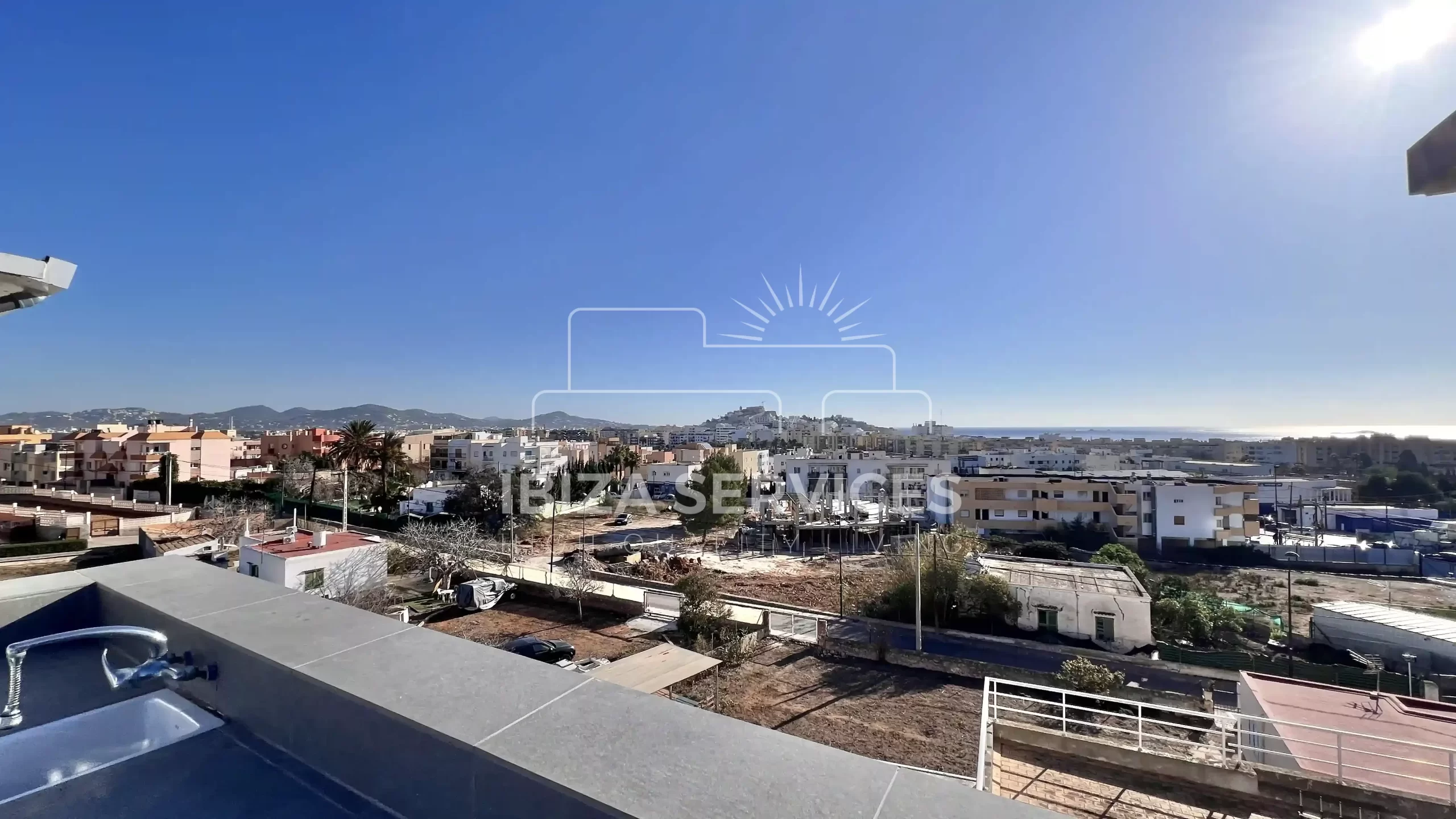 Casa Independiente con 12 Habitaciones y Vistas Panorámicas de 360 Grados