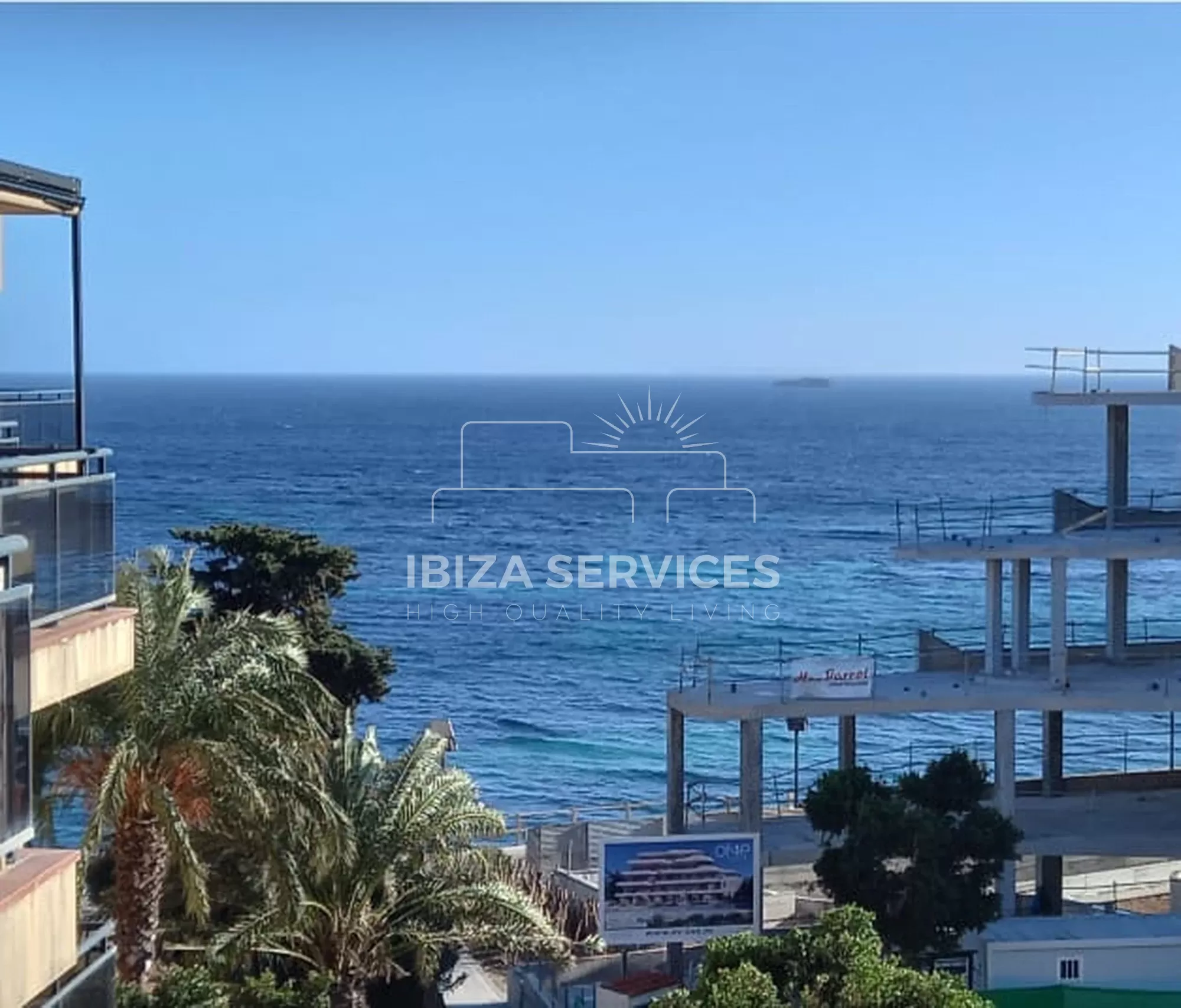 Compre un ático en la cercana Playa d’en Bossa con vistas al mar.