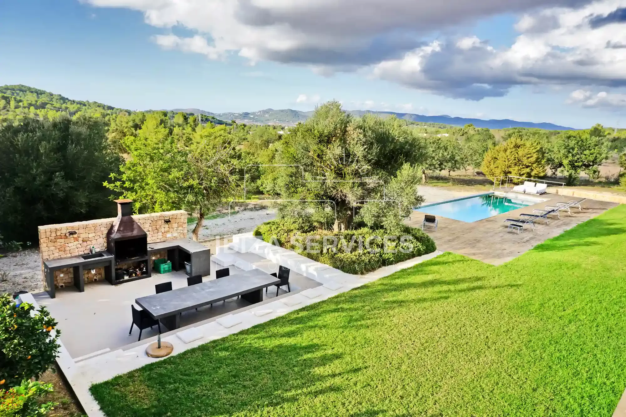 Koop een moderne villa met 6 slaapkamers op Ibiza