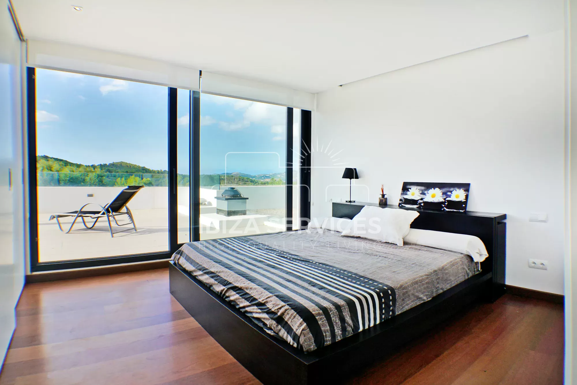 Koop een moderne villa met 6 slaapkamers op Ibiza