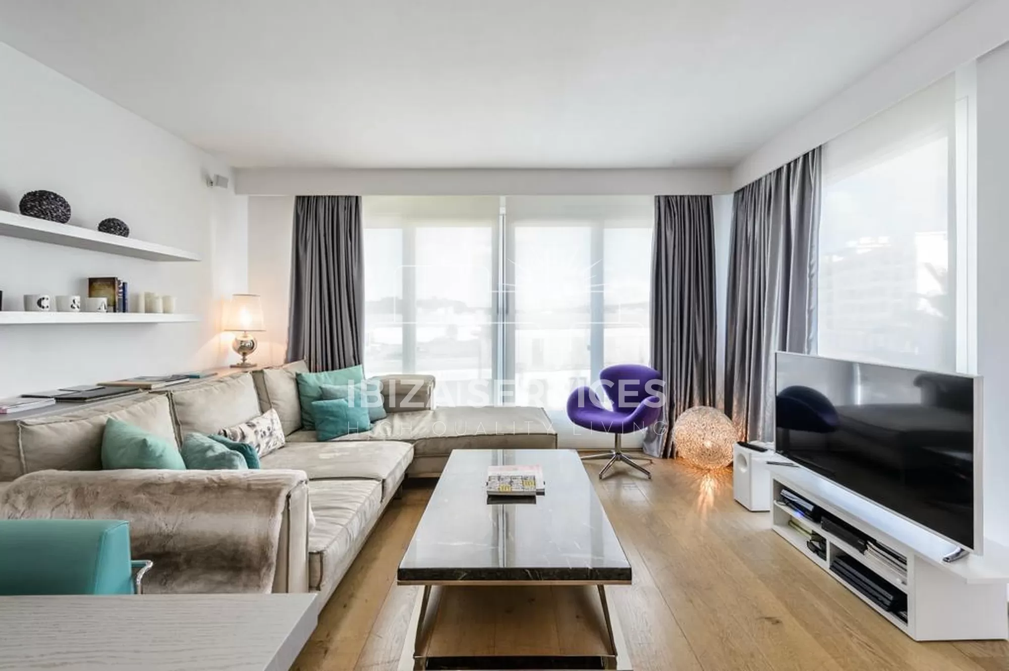 Luxe seizoensverhuur van een 2-slaapkamer appartement in Sa Marina, Ibiza.