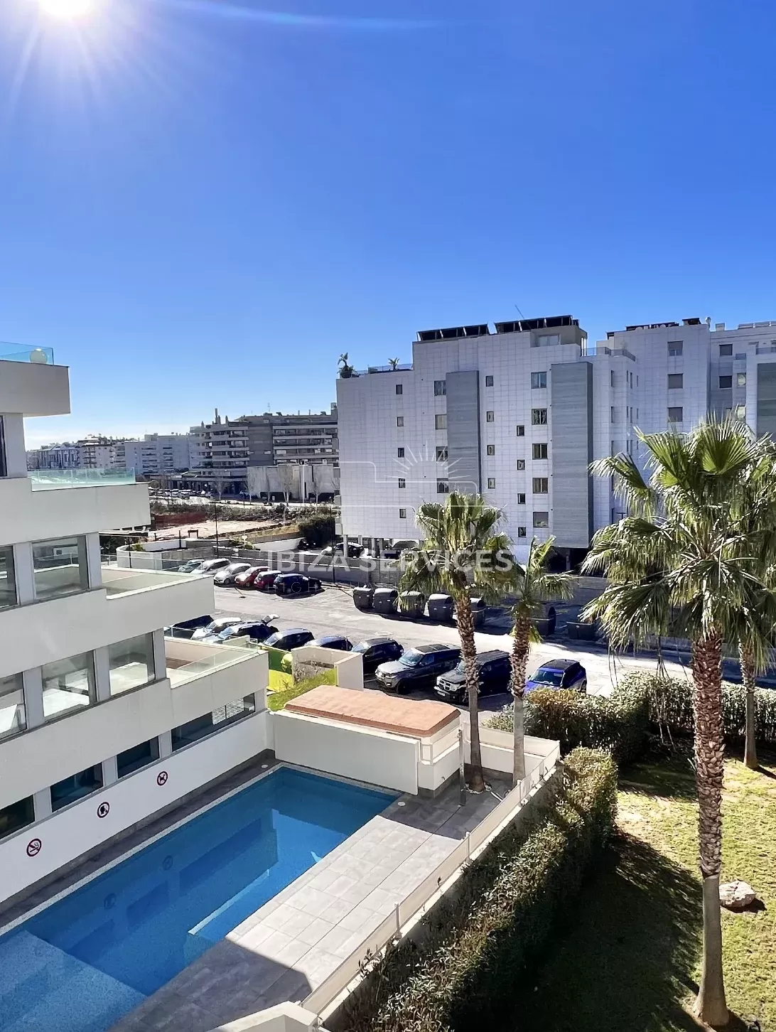 Apartamento moderno con amplia terraza, piscina comunitaria y gimnasio para alquilar