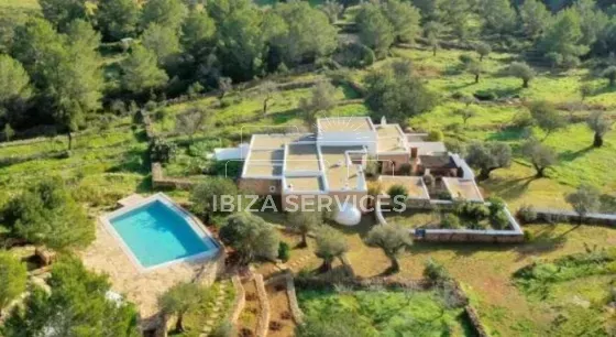 Maison de campagne authentique avec grand terrain à Santa Agnes