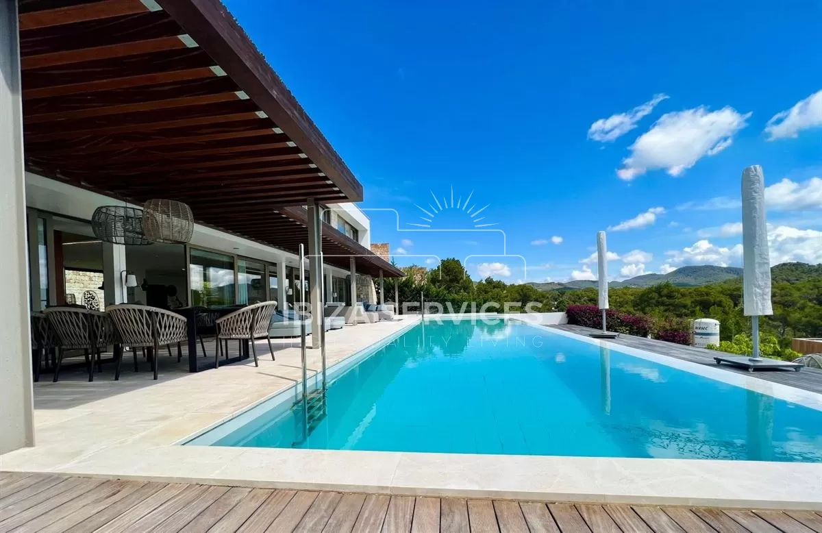 Contemporary 5 bedroom Villa in Vista Alegre for Sale