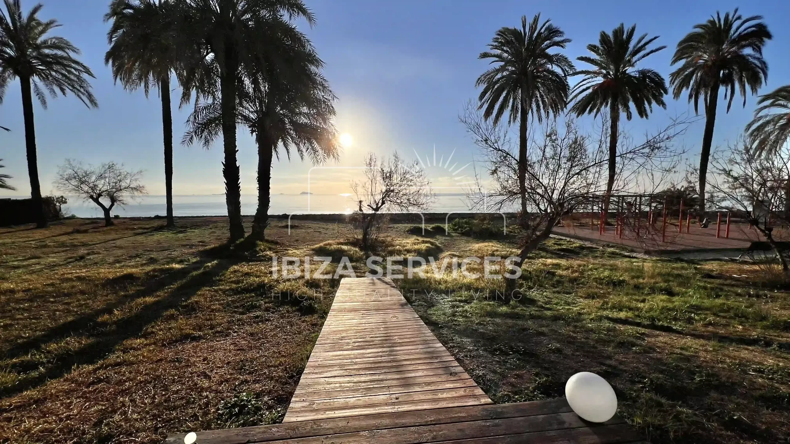 Beachfront Ground Floor Apartment in Playa d’en Bossa for Rent