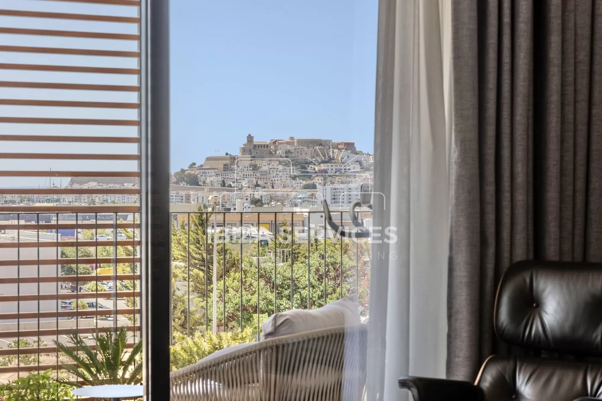 3-bedroom luxury flat with terrace and views of Dalt Vila and the sea for sale.