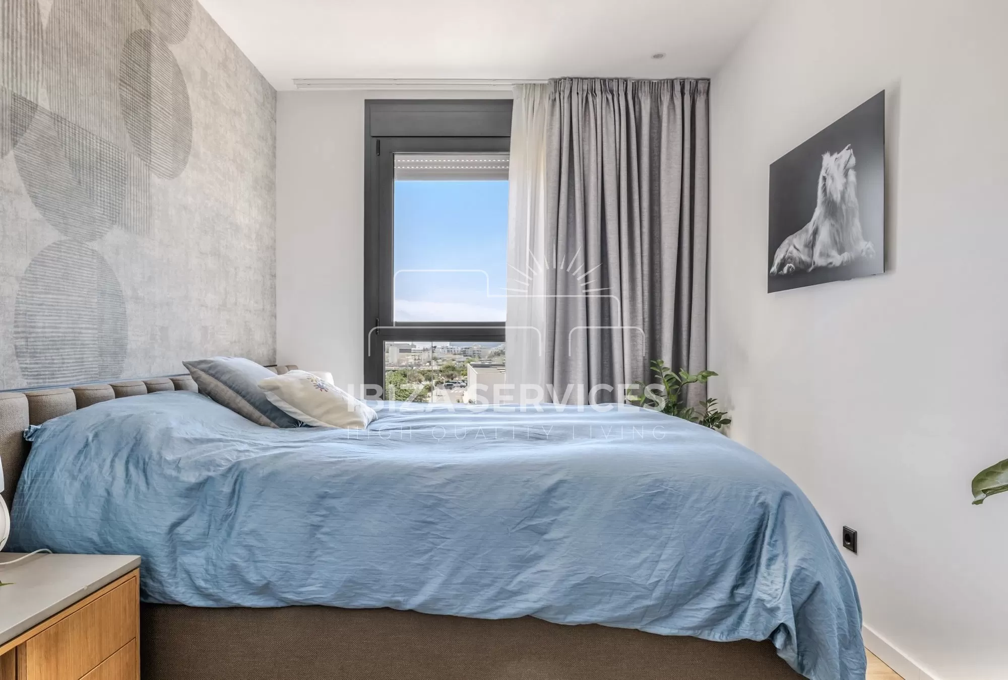 3-bedroom luxury flat with terrace and views of Dalt Vila and the sea for sale.