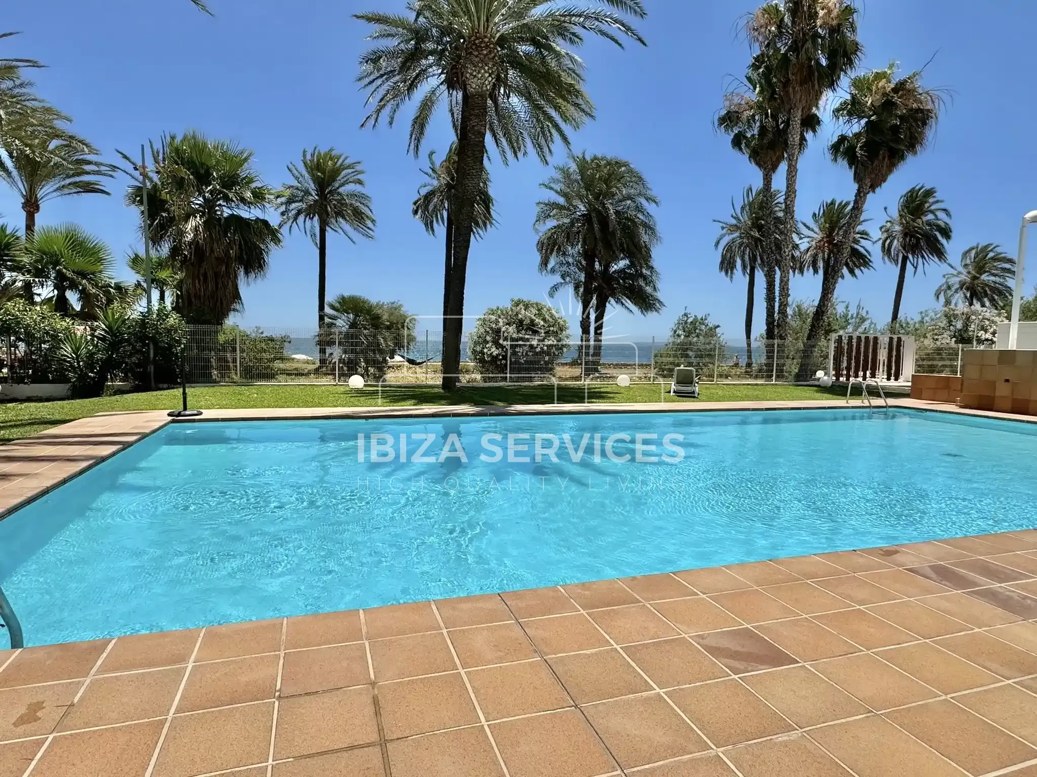 Beachfront Ground Floor Apartment in Playa d’en Bossa for Rent