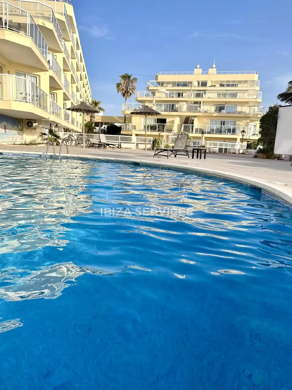 Apartment for seasonal front line rent in Cala de Bou