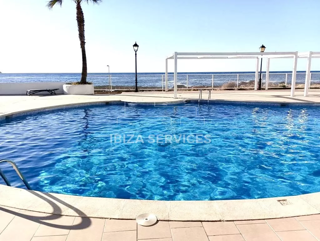 Apartment for seasonal front line rent in Cala de Bou