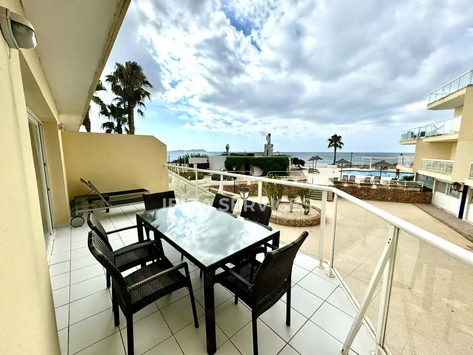 Apartment for seasonal front line rent in Cala de Bou