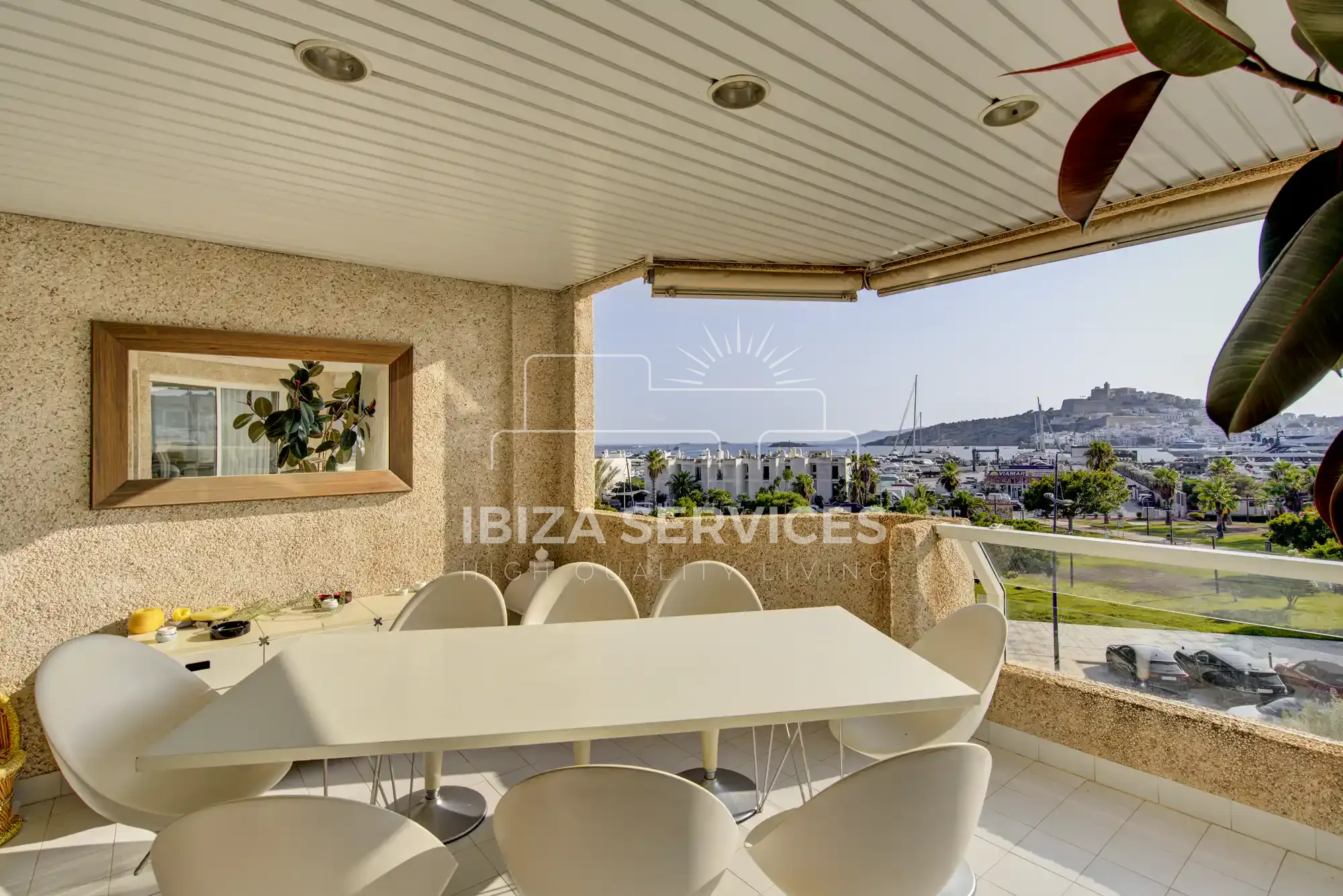 Comprar piso de 5 dormitorios edificio Ibiza primera linea del paseo marítimo