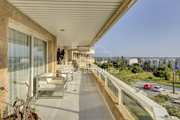 Comprar piso de 5 dormitorios edificio Ibiza primera linea del paseo marítimo