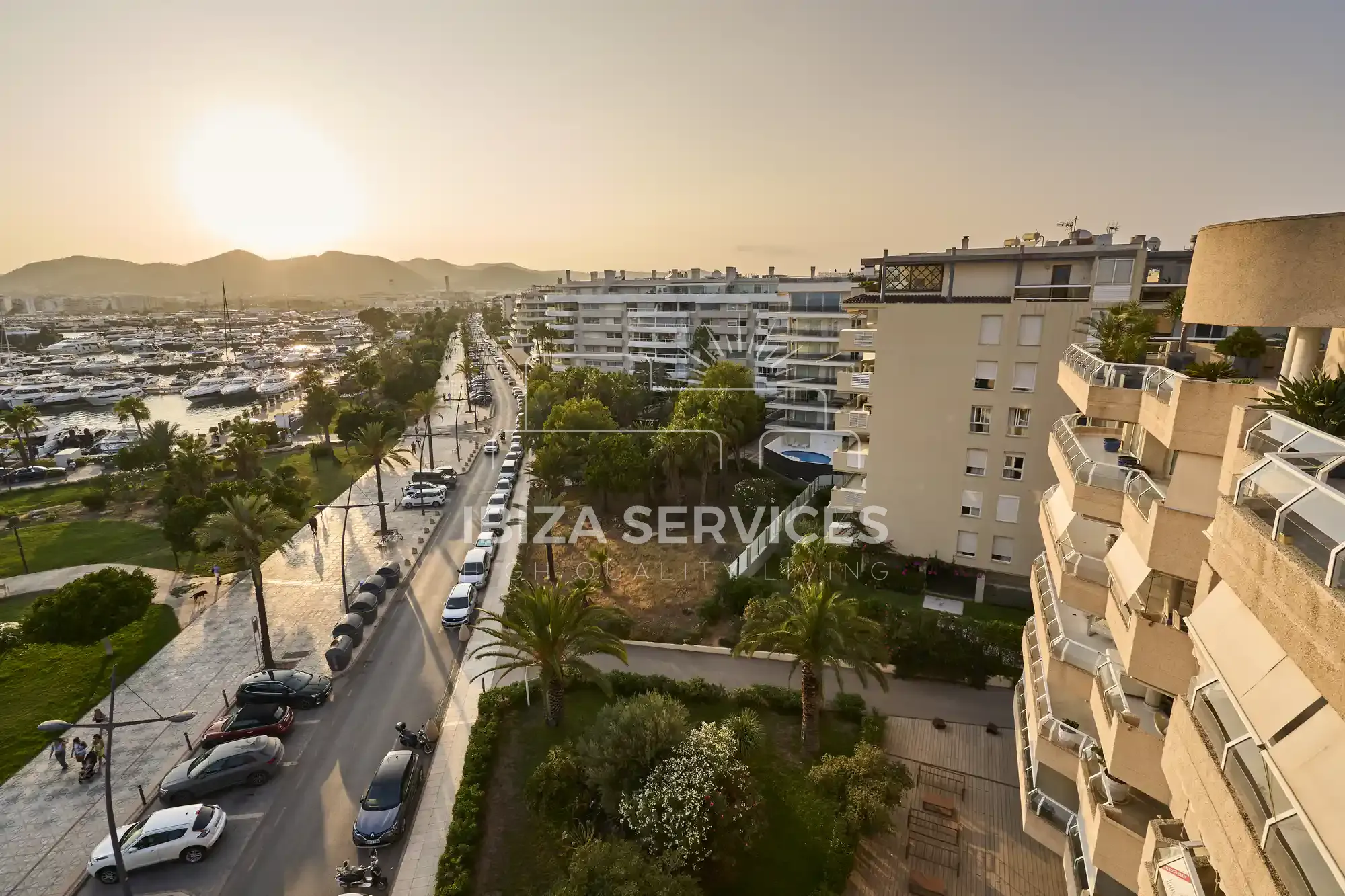 Kaufen Sie eine 5-Zimmer-Wohnung in einem Gebäude in erster Meereslinie auf Ibiza