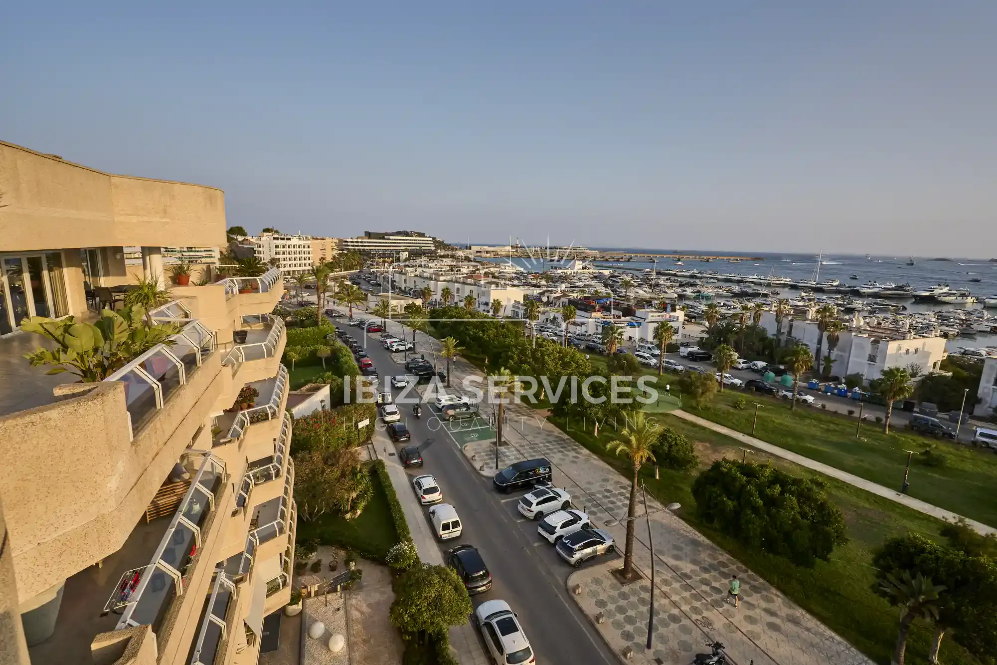 Koop een appartement met 5 slaapkamers in het Ibiza-gebouw, eerste lijn aan de boulevard