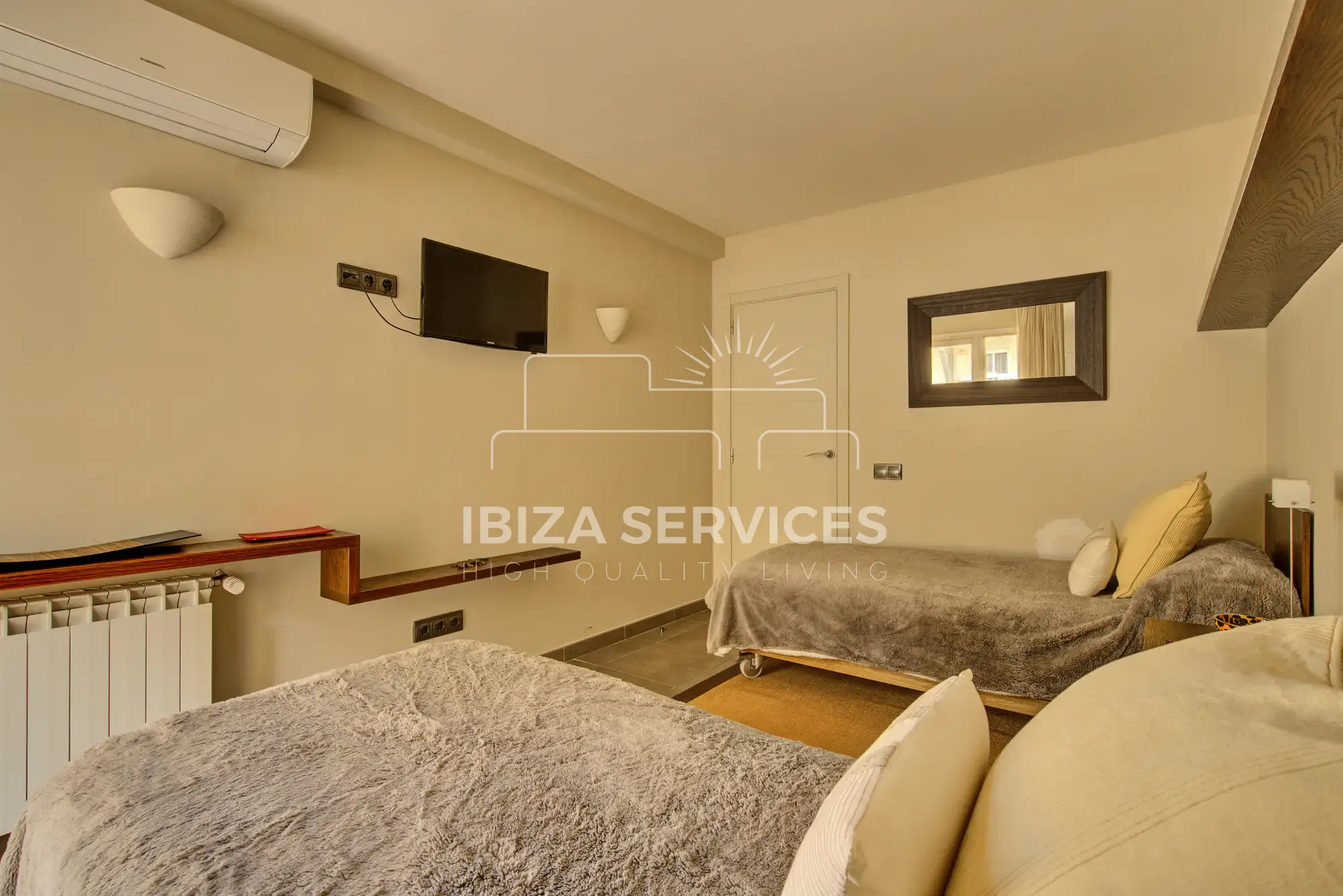 Kaufen Sie eine 5-Zimmer-Wohnung in einem Gebäude in erster Meereslinie auf Ibiza