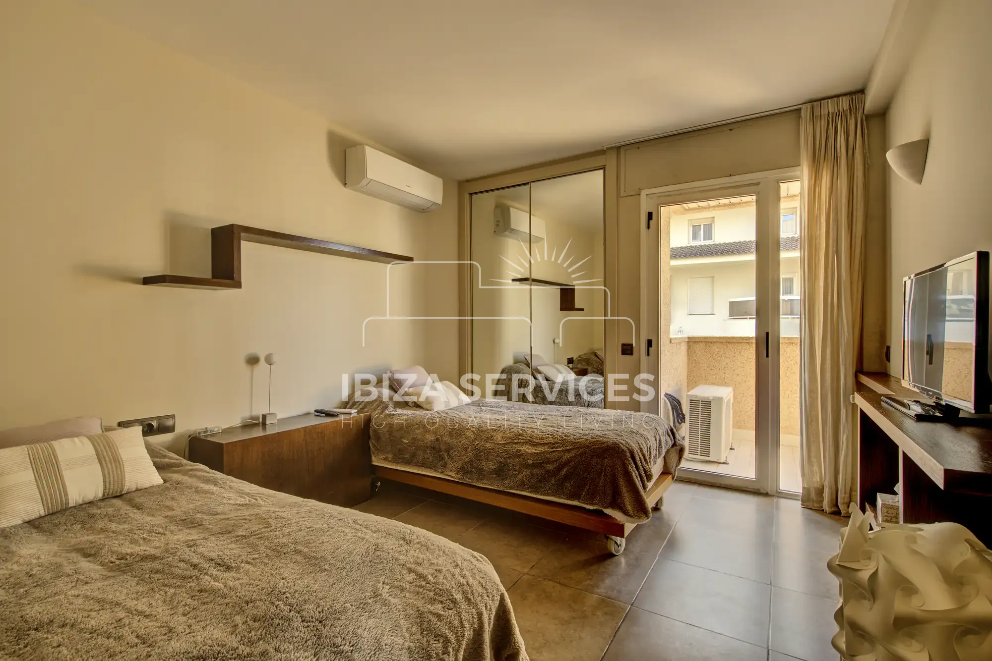 Comprar piso de 5 dormitorios edificio Ibiza primera linea del paseo marítimo