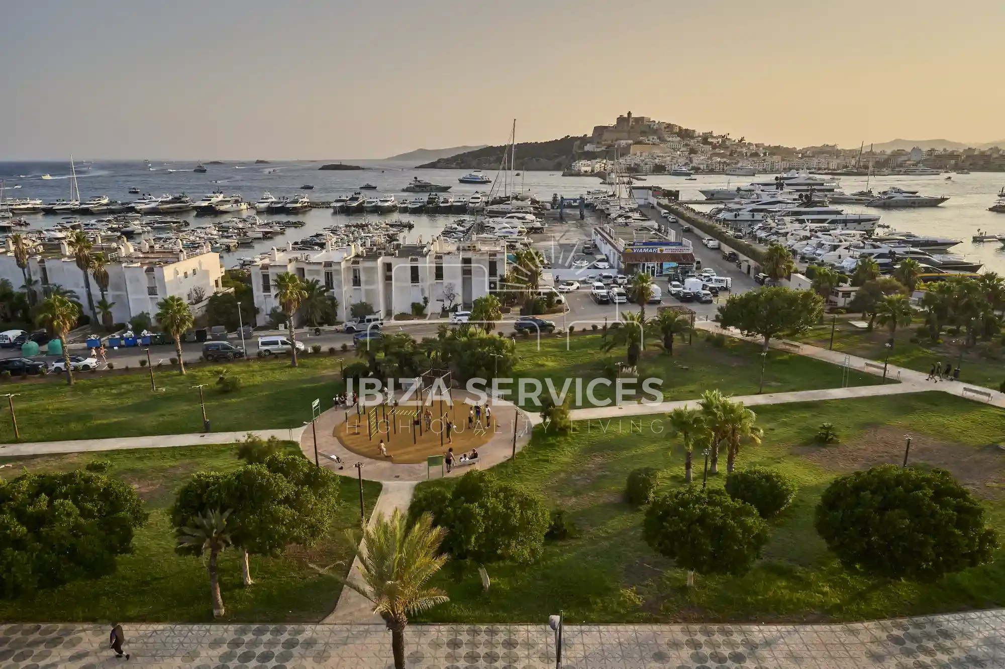 Koop een appartement met 5 slaapkamers in het Ibiza-gebouw, eerste lijn aan de boulevard