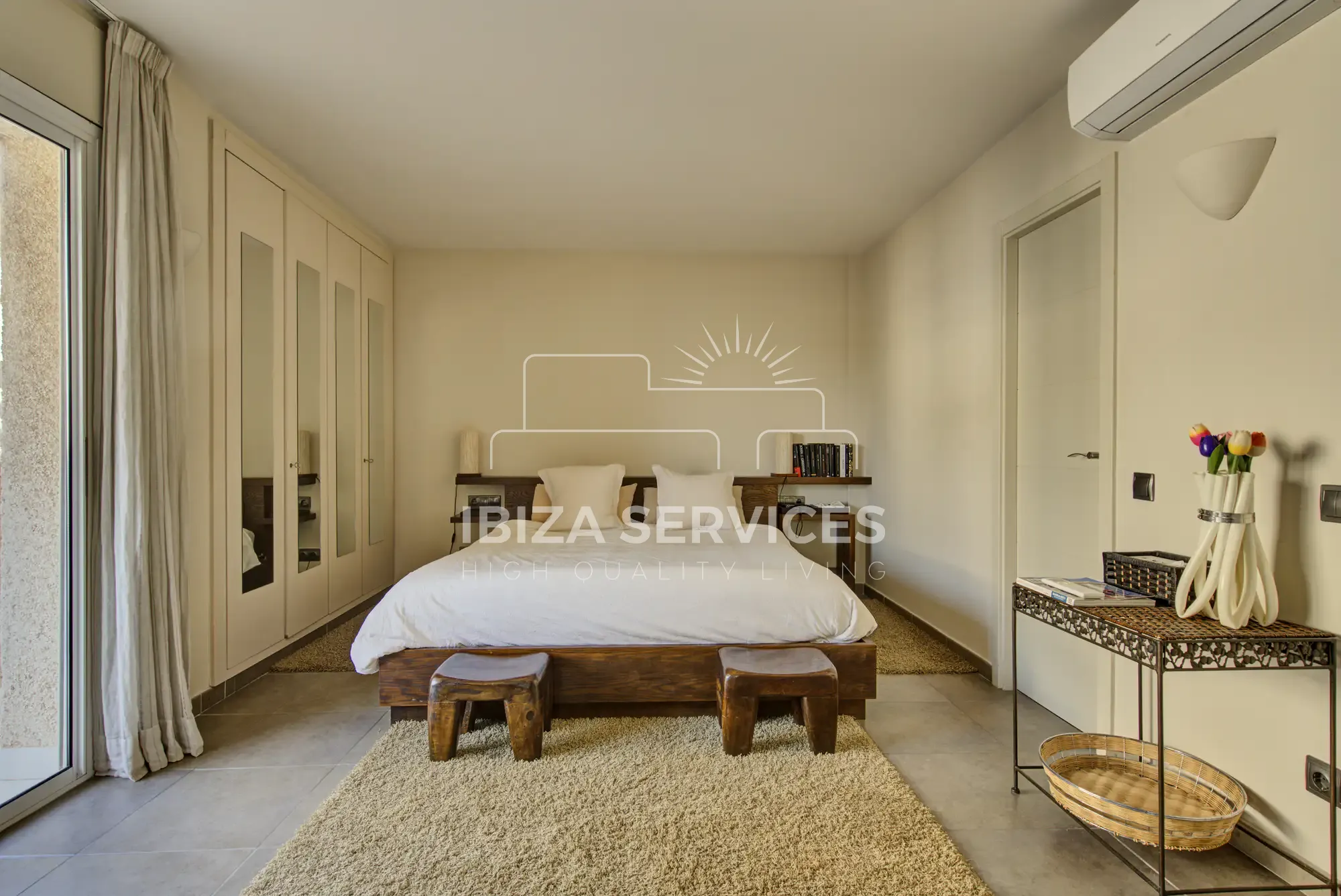 Kaufen Sie eine 5-Zimmer-Wohnung in einem Gebäude in erster Meereslinie auf Ibiza